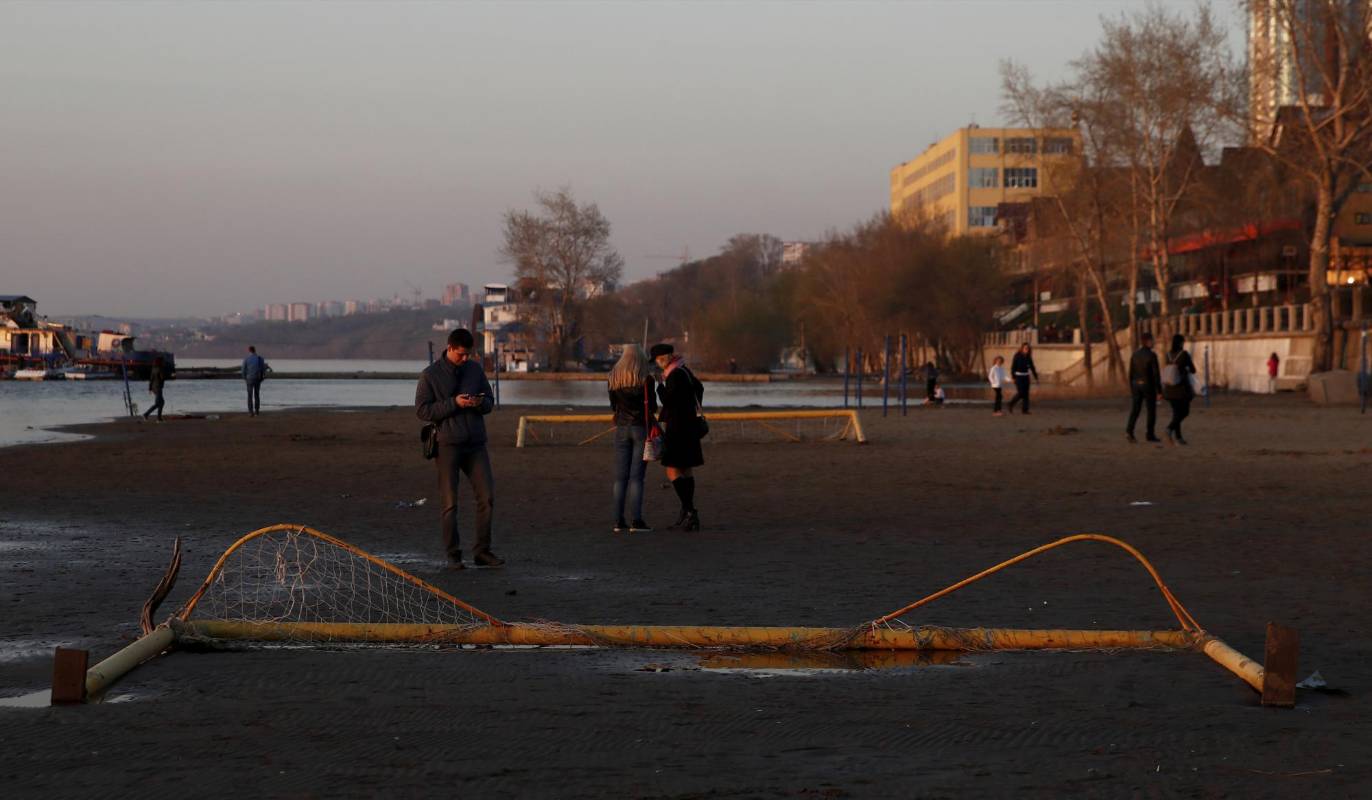 Estas porterías de fútbol yacen en el suelo cuando la gente se reúne en una playa inundada en la orilla del río Volga en Samara, Rusia. Foto: REUTERS / Maxim Shemetov