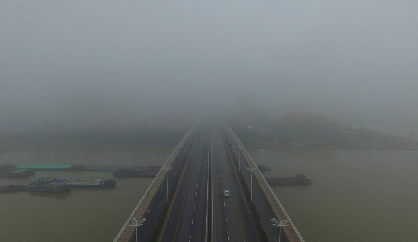 Entre las medidas para contener la emergencia por el alto grado de contaminación, prohibieron circular a los vehículos más contaminantes y detuvieron la producción en ciertas fábricas. FOTO AFP