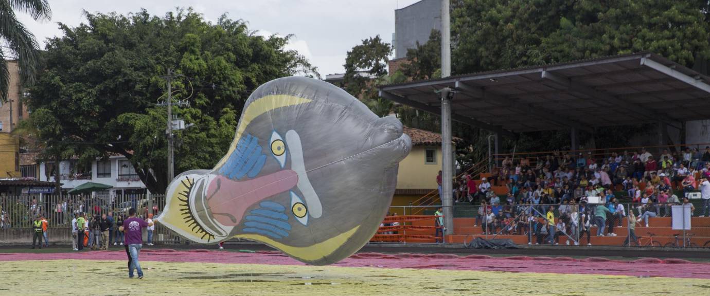 Decenas de globos solares adornaron el cielo envigadeño y animaron la última mañana del 2017. FOTOS EDWIN BUSTAMANTE
