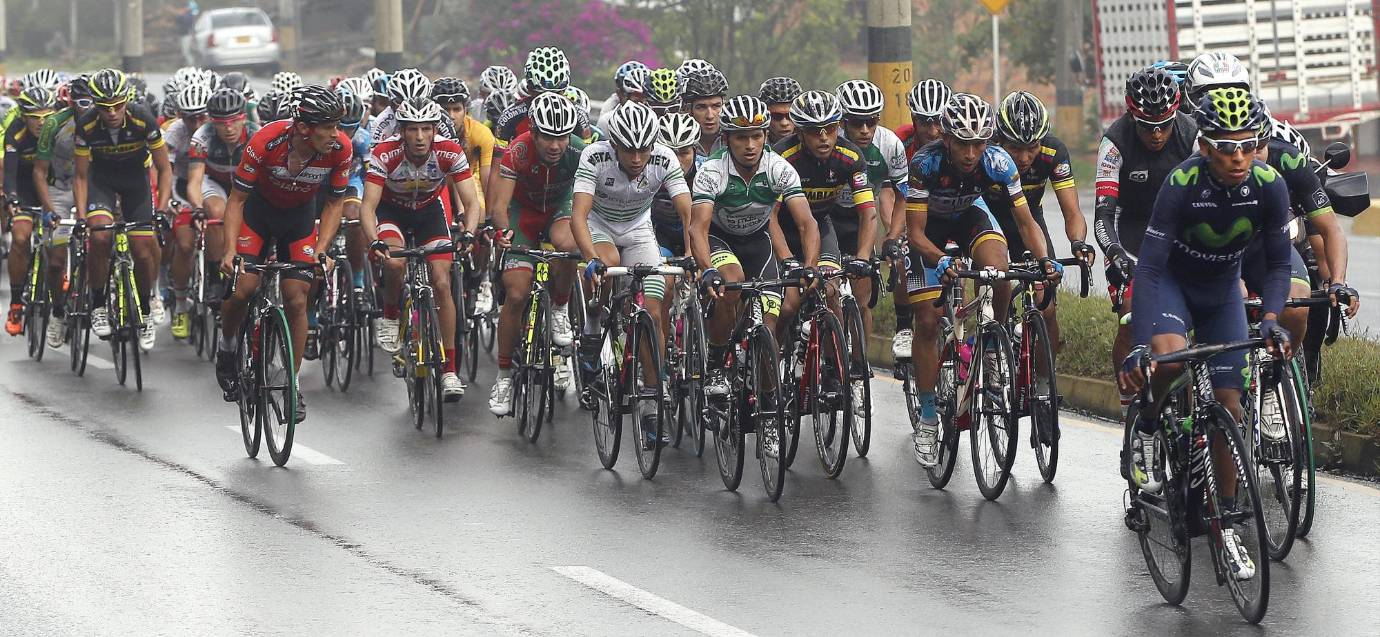 La lluvia fue protagonista y provocó un par de caídas en la competencia. Nairo estuvo involucrado en una de ellas y no alcanzó a terminar, afortunadamente el incidente no pasó a mayores. FOTO JAIME PÉREZ