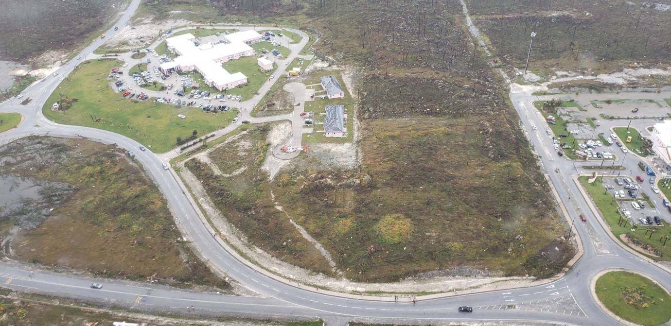En el aeropuerto de Nassau, abrumado por el ruido de las hélices de los helicópteros de rescate, las ambulancias aguardaban la llegada de heridos para trasladarlos a los hospitales. FOTO AFP
