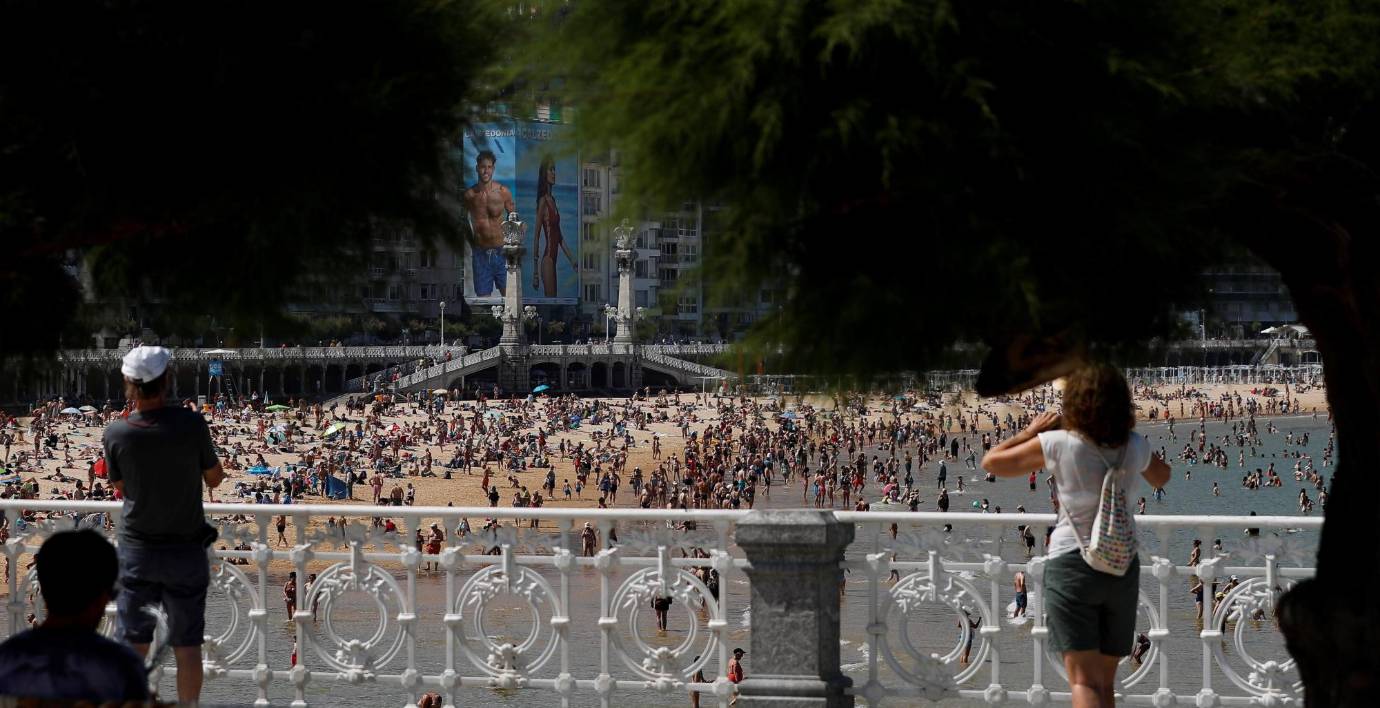 Donostiarras y visitantes combaten el calor este miércoles en la playa de La Concha de San Sebastián. Las altas temperaturas extremas continuarán en Álava este viernes, cuando se esperan máximas de hasta 39 grados. Foto: EFE