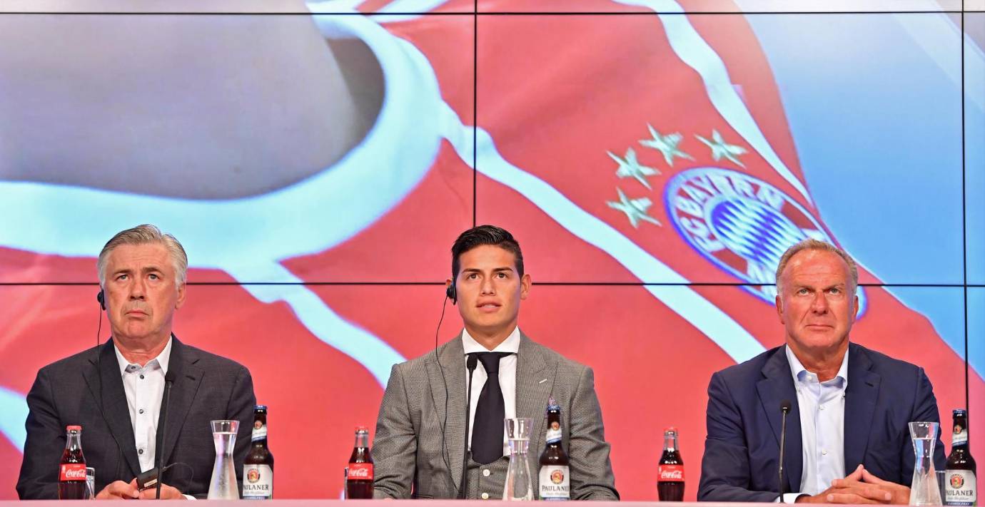 Durante la presentación, James estuvo acompañado del entrenador Carlo Ancelotti y Karl-Heinz Rummenigge, presidente del Consejo directivo del club. FOTO EFE