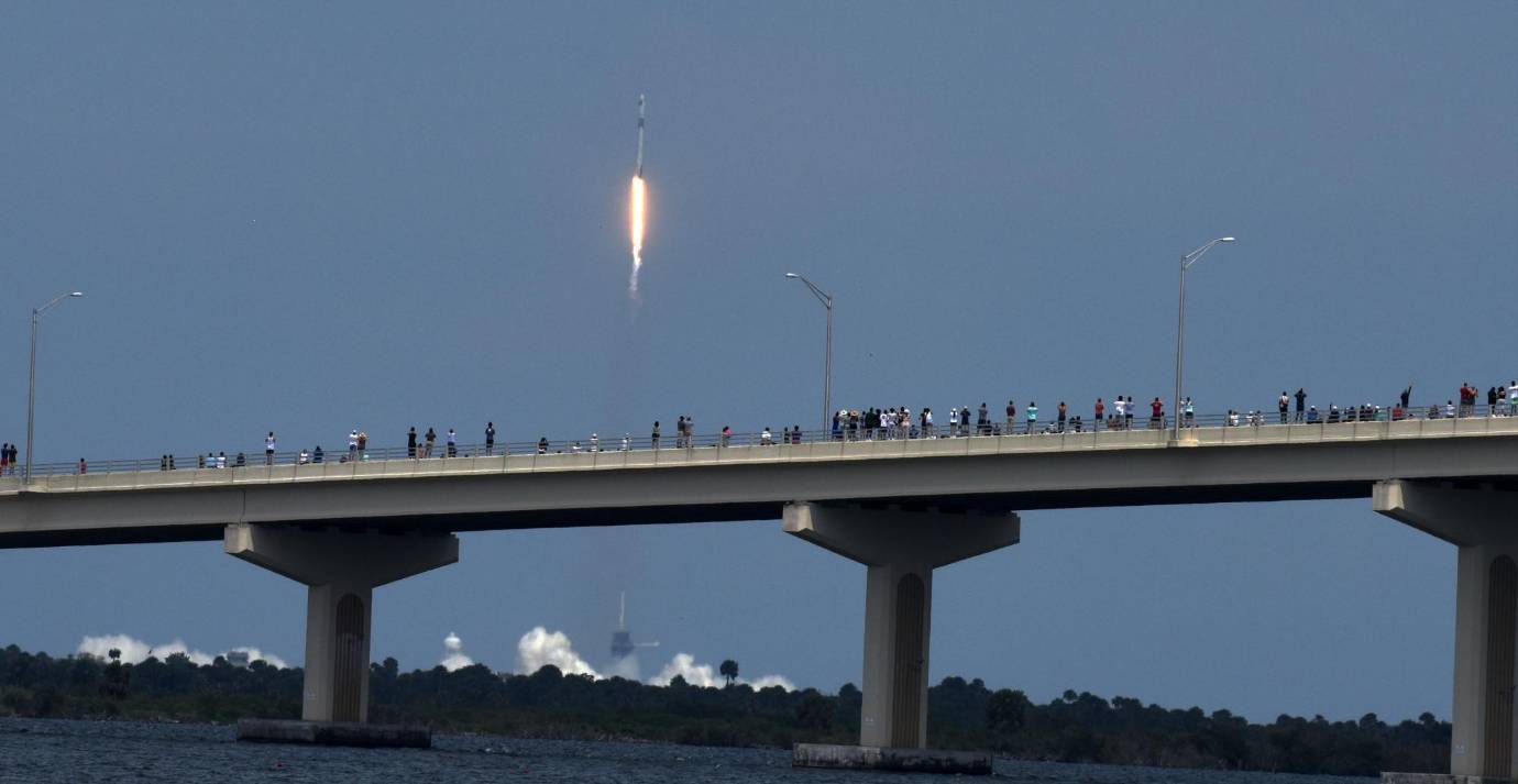 El cohete despegó desde la plataforma de lanzamiento 39A, la misma que utilizó el Apollo 11, la histórica misión de 1969 que posó por primera vez al hombre en la Luna. FOTO AFP