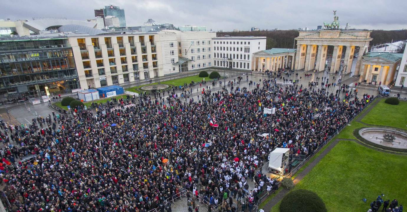 En Europa una de las manifestaciones con más participación fue la de Berlín, donde unas 18.000 personas, según cifras policiales, se concentraron ante la embajada de Francia, junto a la Puerta de Brandeburgo, para expresar su solidaridad con las víctimas y en contra del terrorismo y la islamofobia. FOTO REUTERS