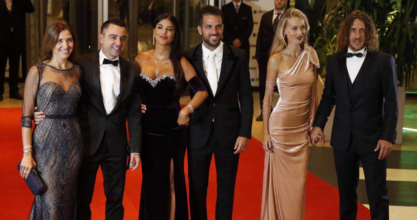 De izquierda a derecha: Núria Cunillera y su esposo Xavi Hernández; Daniella Semaan y su esposo Cesc Fabregas; y Vanesa Lorenzo y su esposo Carles Puyol. FOTO EFE