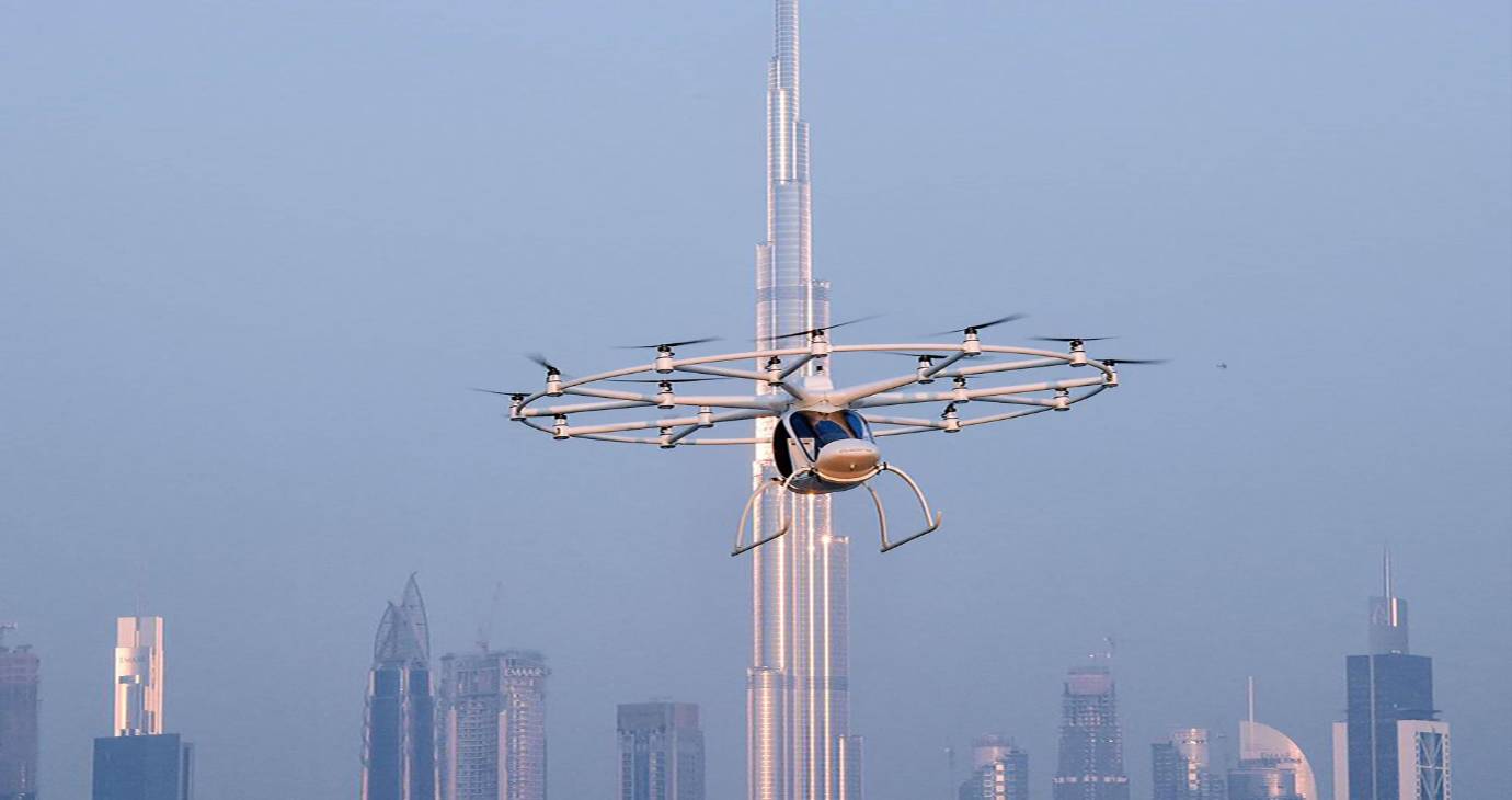 “La puesta en práctica los verá usando un teléfono inteligente, con una aplicación y ordenando un Volocopter hasta el volopuerto más cercano. El volocopter los recogerá autónomamente y los llevará a su destino”, dijo el presidente ejecutivo de la compañía, Florian Reuter. FOTO REUTERS
