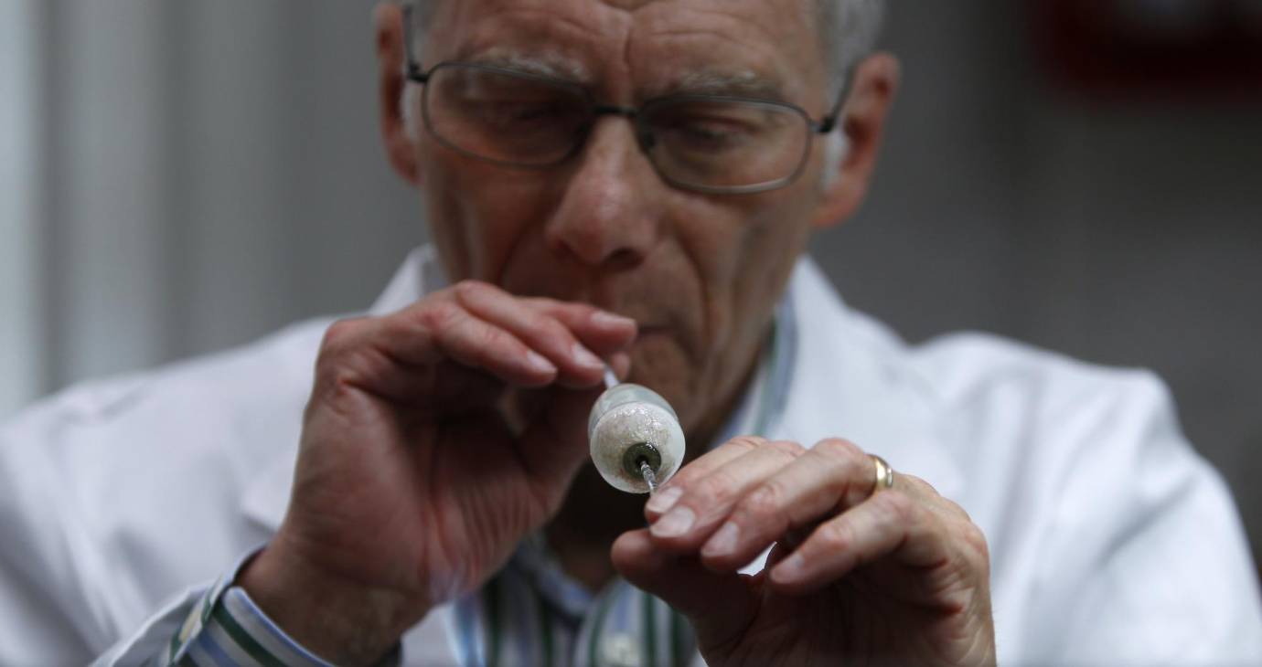 El oculista Gerhard Greiner produce los ojos de vidrio en Munich, Alemania, donde los vende a personas que han perdido la vista por una enfermedad, un trauma o un accidente. Cada ojo de vidrio se tarda una hora en su elaboración y se busca una referencia permanente con el cliente para su color y el dibujo de los vasos sanguíneos. Cada prótesis puede costar 350 euros (1.228.500 pesos) FOTO: MICHAELA REHLE, REUTERS