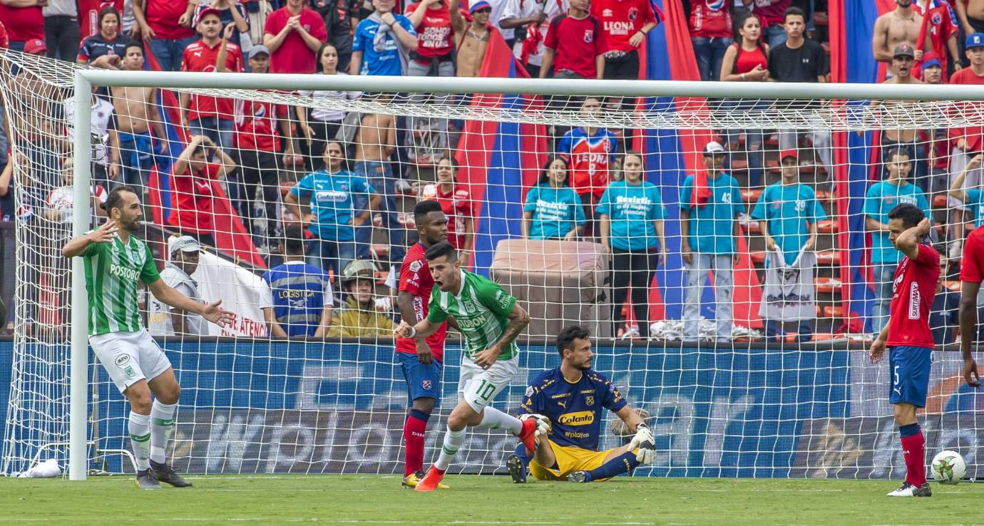 Alegría verde y desazón roja en la anotación del primer gol de Cepellini. Foto Juan Antonio Sánchez O