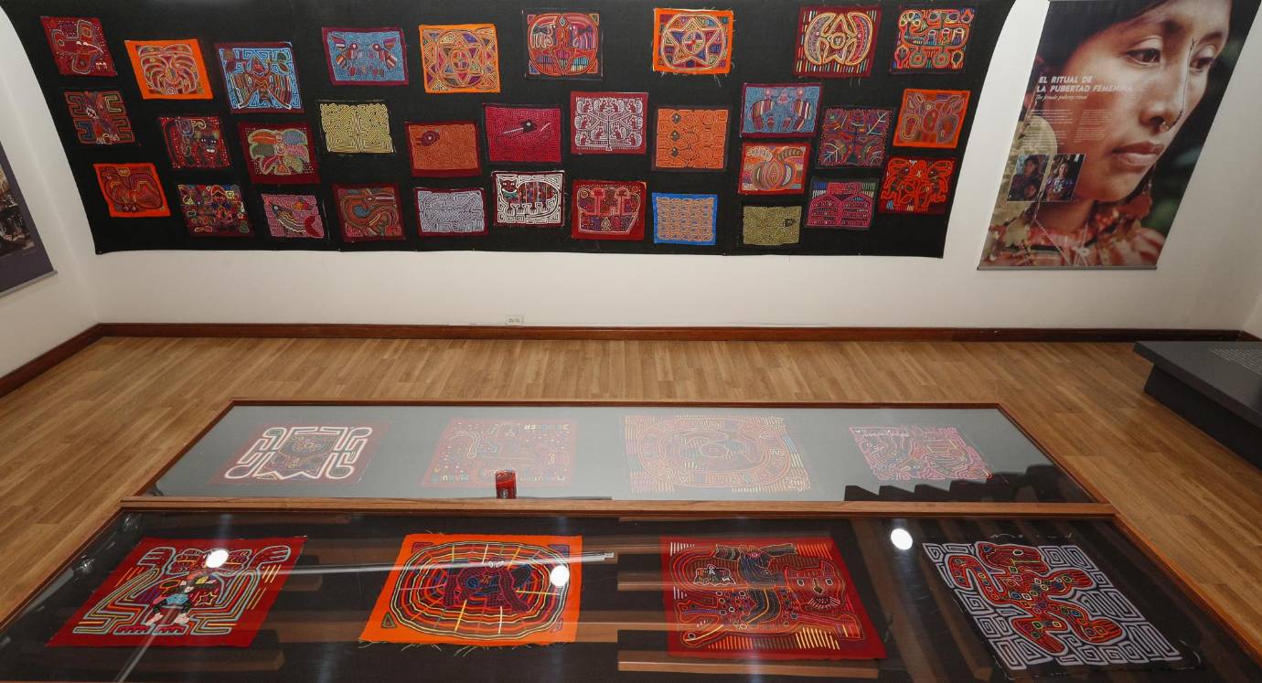 Esta exposición se encuentra en el banco de la República en Medellín, reúne 87 piezas textiles (molas) que se usan como vestido y también como símbolo de protección y de relato. Foto: Manuel Saldarriaga Quintero