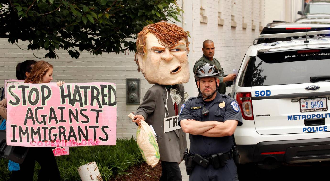 Aunque no pudieron entrar al Capitolio, los manifestantes continuaron cantando consignas y agitando carteles. FOTO: AFP