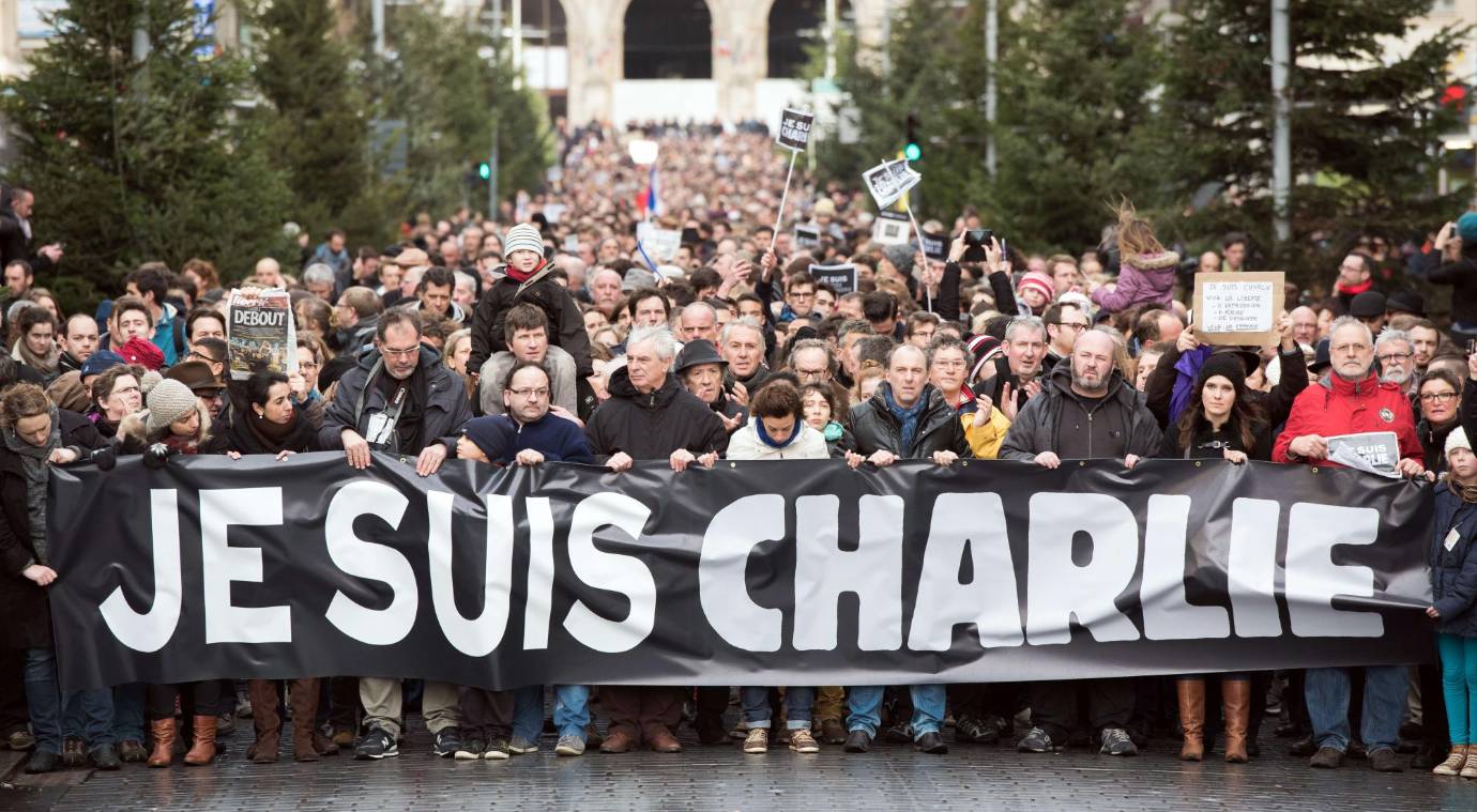 Las protestas de este sábado en varias provincias francesas se desarrollaron por lo general en silencio, muchas veces acompañadas por carteles en los que se leía “Todos somos Charlie”, en homenaje a los muertos en el atentado de París contra la revista satírica, el primero de una ola inédita de ataques que han sobrecogido a Francia. FOTO AFP