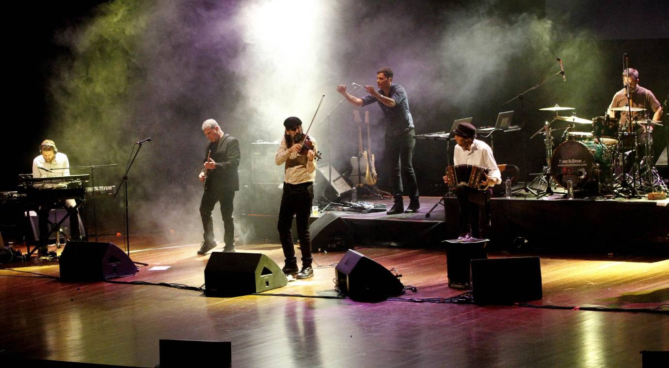 7 músicos en escena incluido Gustavo Santaolalla, se presentaron este viernes en Medellín.
