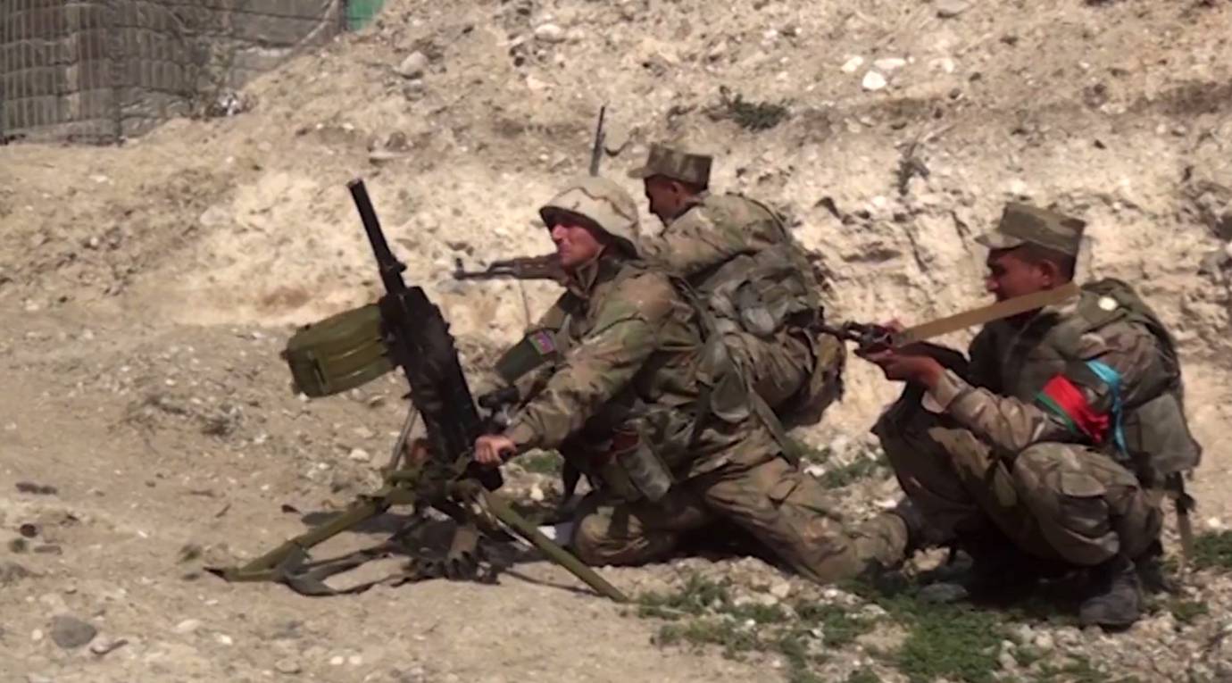 Una captura de imagen tomada de un video disponible en el sitio web oficial del Ministerio de Defensa de Azerbaiyán el 28 de septiembre de 2020, supuestamente muestra a las tropas azeríes llevando a cabo un combate. Foto: AFP
