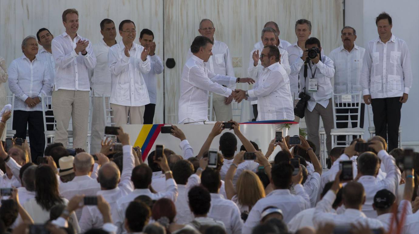 Luego de firmar los acuerdos, el presidente Juan Manuel Santos y el comandante de las Farc, Rodrigo Londoño, estrecharon sus manos en medio de un gran aplauso. FOTO Donaldo Zuluaga
