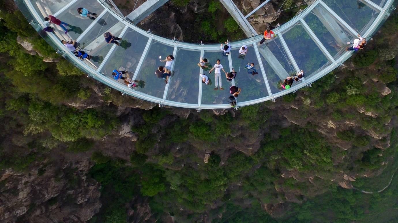 En China inauguraron un mirador de cristal de 415 metros cuadrados en un precipicio de 32,8 metros de altura. La atracción ubicada en Shilinxia, en el distrito de Pinggu, en Pekín se puso de moda entre los turistas. FOTO AFP