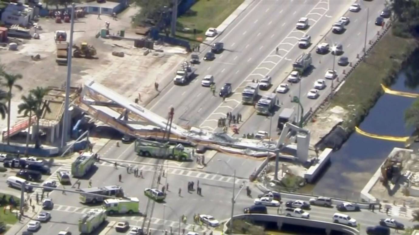 Un puente peatonal en Miami colapsó este jueves sobre una avenida de seis carriles y aplastó varios vehículos. FOTO REUTERS