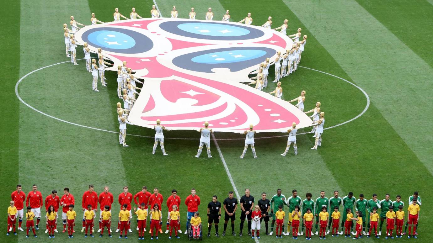 El alma rusa estuvo representada por bailarines, pianistas, violinistas y un arpa que puso la nota sentimental a un día de fútbol. FOTO EFE