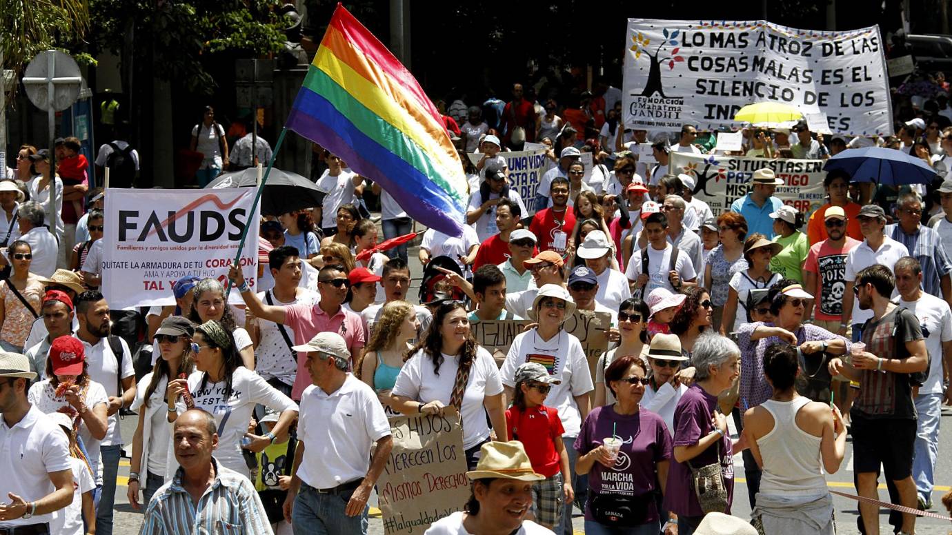 Miembros de diversos sectores de la sociedad se dieron cita en el centro de Medellín para marchar por la vida. FOTO DONALDO ZULUAGA
