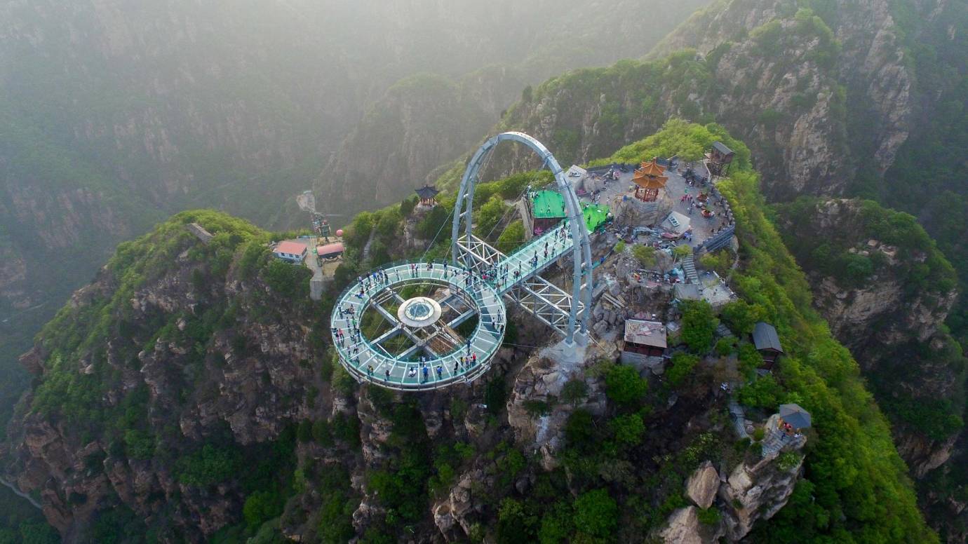 En China inauguraron un mirador de cristal de 415 metros cuadrados en un precipicio de 32,8 metros de altura. La atracción ubicada en Shilinxia, en el distrito de Pinggu, en Pekín se puso de moda entre los turistas. FOTO AFP