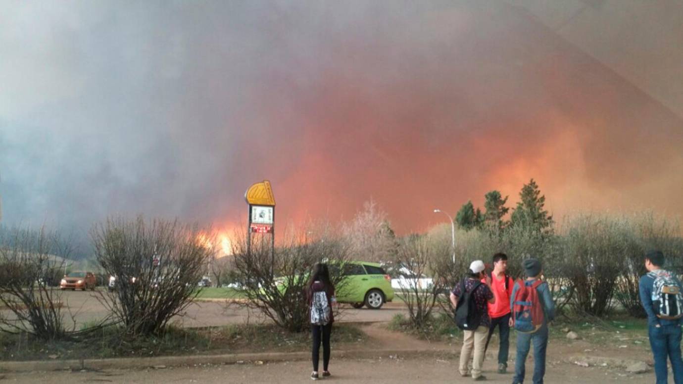 El incendio forestal que ha obligado a la evacuación de los alrededor de 70.000 habitantes de la ciudad de Fort McMurray, en el noroeste de Canadá, sigue fuera de control, dijeron las autoridades canadienses. FOTO Reuters 