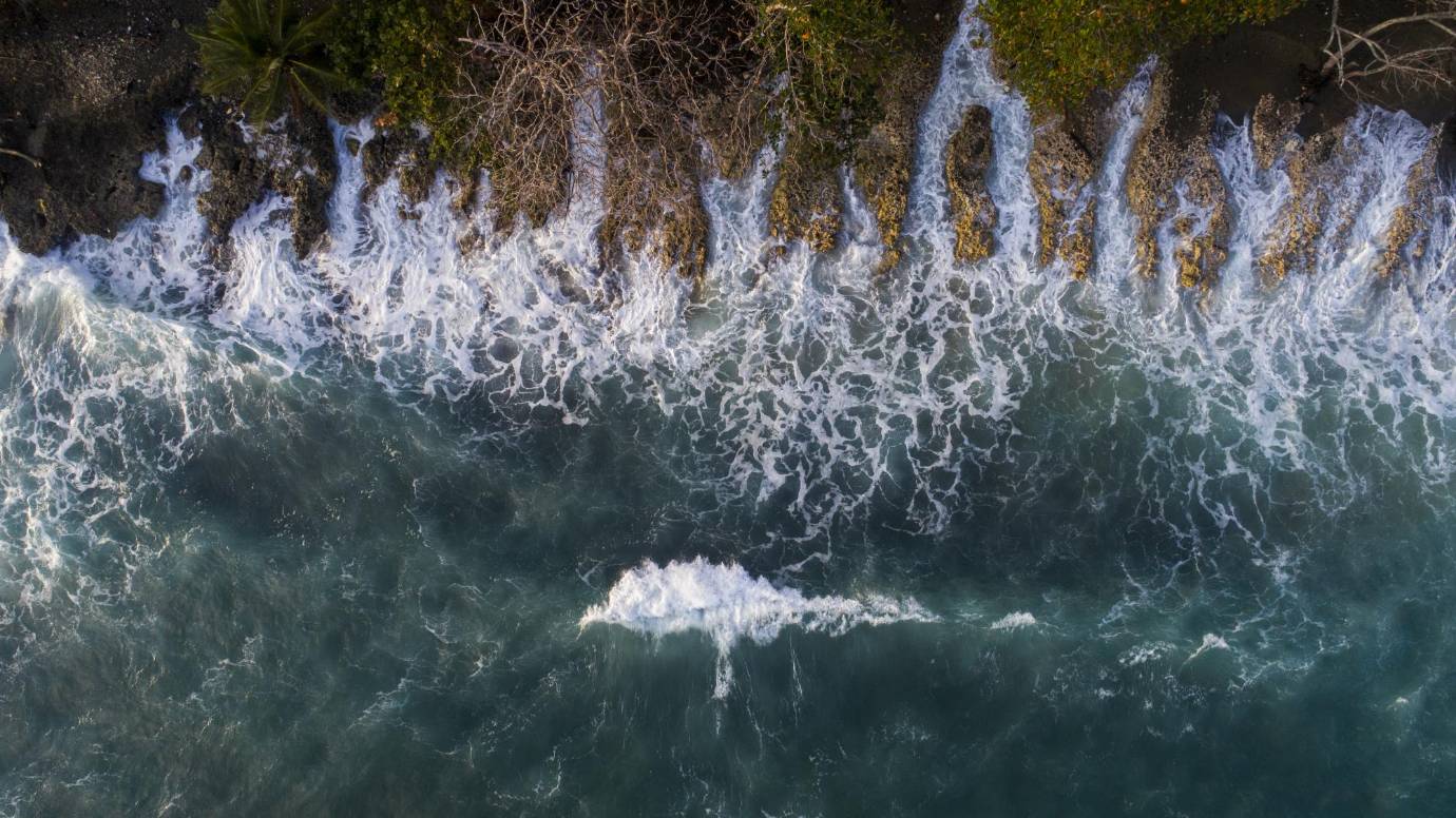 El fuerte oleaje que llega a las costas de la región obliga a los coyotes a abandonar a los refugiados a decenas de metros de la orilla, muchos de ellos con niños a bordo, sin chaleco salvavidas y sin saber nadar. Foto: Esteban Vanegas