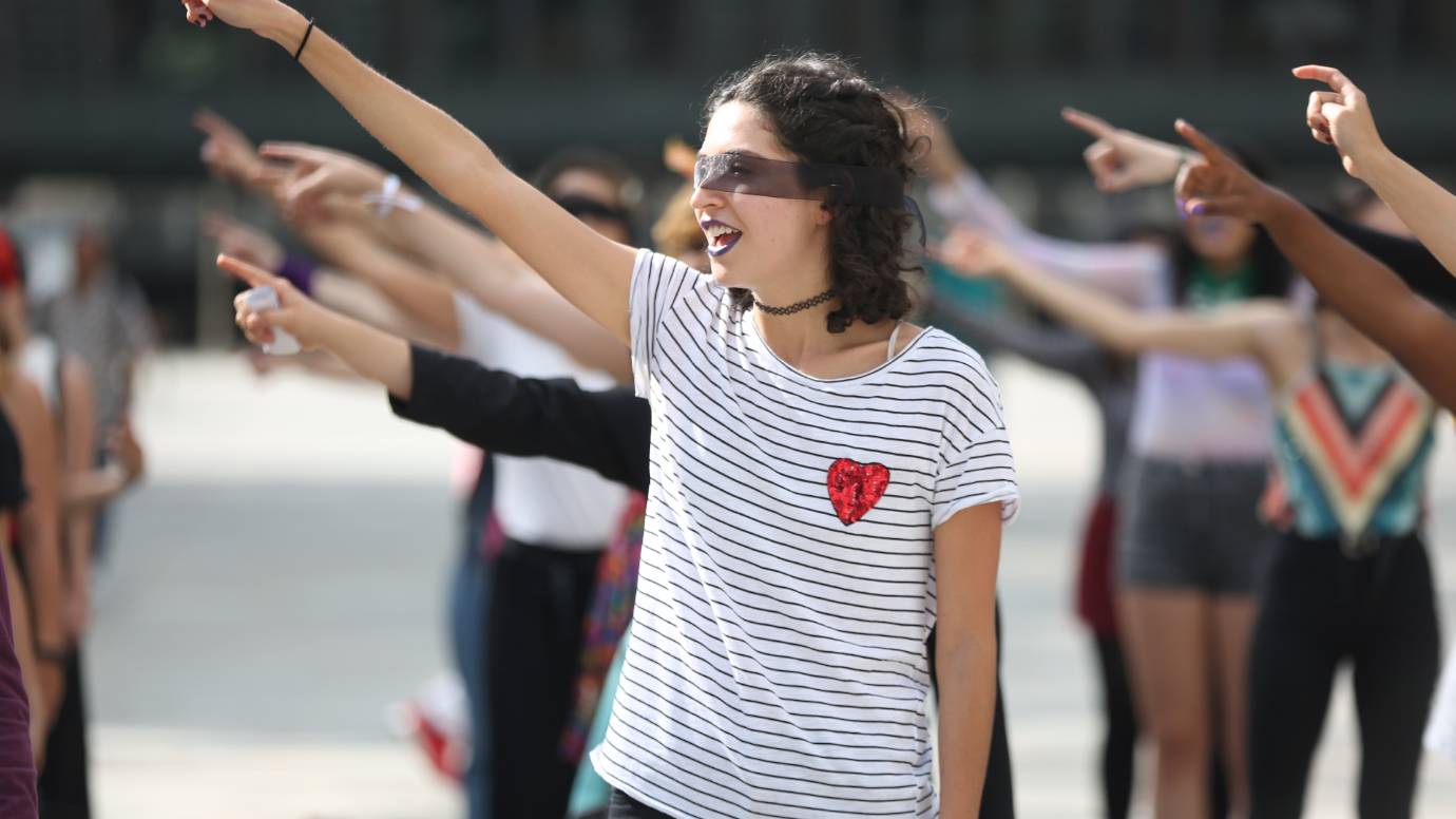 “El violador eres tú”, el himno feminista que nació en Chile, también resonó en Medellín FOTO Juan David Úsuga
