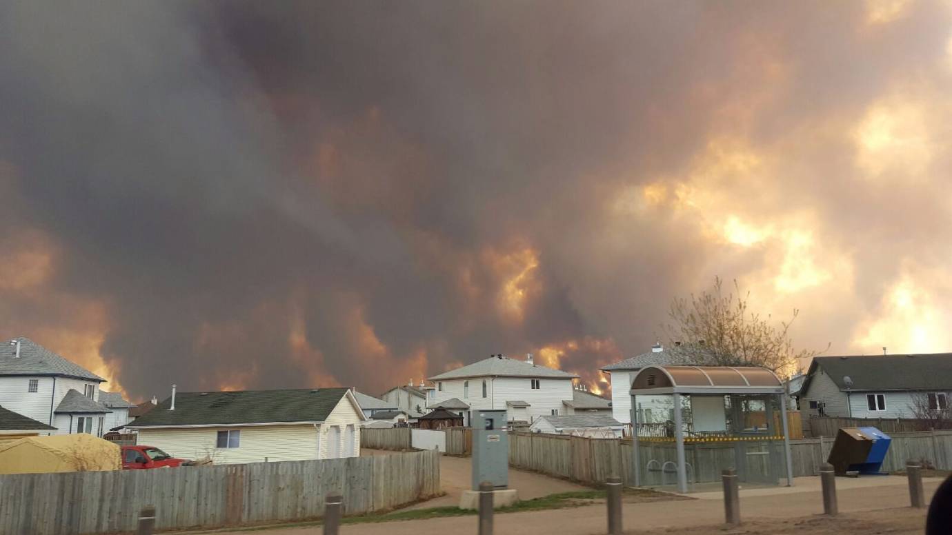 La autoridad municipal de Fort McMurray informó que el 80 % de Beacon Hill, uno de los vecindarios de la localidad, ha quedado destruido por el fuego. FOTO AP 