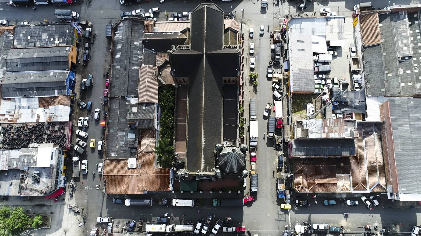 Se planeaba un barrio residencial alrededor del templo Sagrado Corazón de Jesús, pero el espacio fue ocupado por el comercio de autopartes y la mecánica. Foto: Juan David Úsuga.
