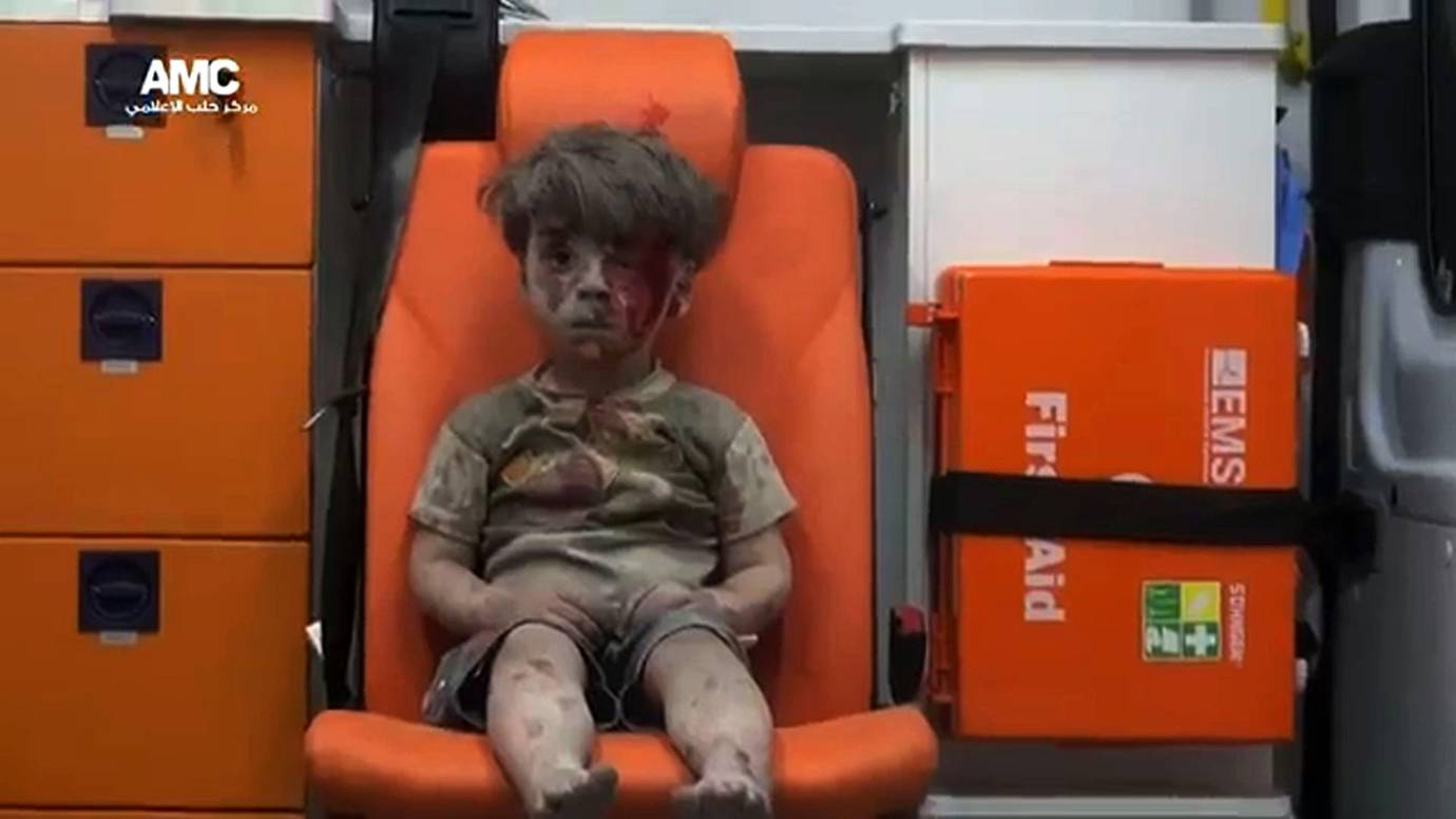 La imagen de Omran, un niño sirio de 4 años cubierto de sangre en una ambulancia tras un bombardeo se convirtió en un símbolo del sufrimiento de los civiles durante esta guerra. Imagen Aleppo Media Center