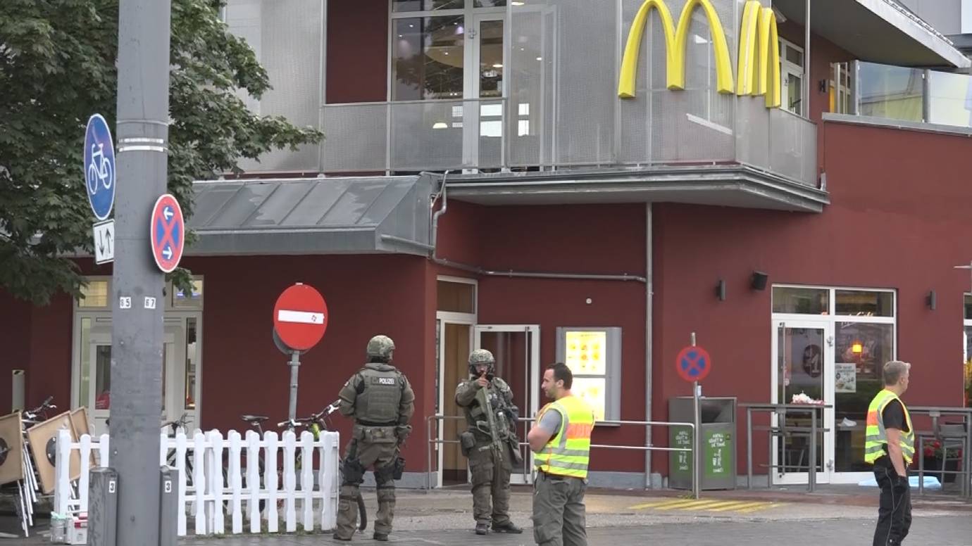 Reportes señalan que el tiroteo habría empezado en el McDonalds del mall de Munich. La policía señala que testigos les informaron haber observado al menos 3 personas con armas abriendo fuego en el centro comercial. FOTO Reuters