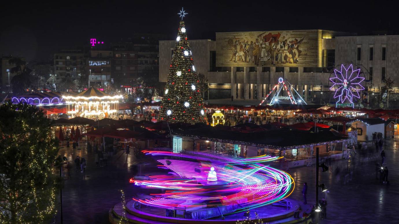 Con decoraciones exclusivas se viste una de la avenidas principales de Tirana , Albania. Foto. EFE