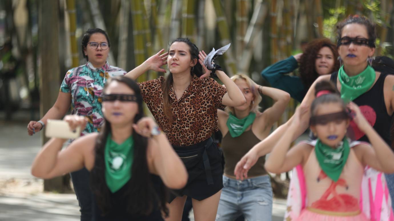Cerca de 70 mujeres re reunieron en la plaza. FOTO Juan David Úsuga