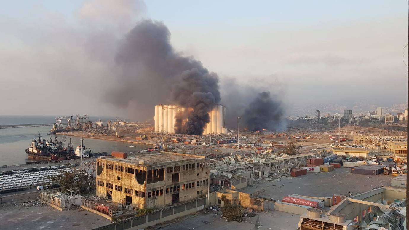 Una imagen realizada con un teléfono móvil que muestra una vista general de la zona del puerto con humo saliendo de un área de una gran explosión, con daños y escombros después de una gran explosión que sacudió la zona del puerto de Beirut, Líbano. Foto: EFE