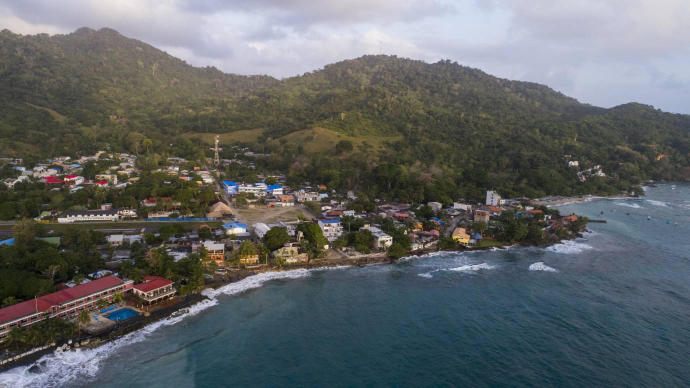 Capurganá es un pueblo que vive del turismo, pero por su cercanía con Panamá y su zona selvática es un punto de paso de los migrantes que caminan desde allí para atravesar el tapón del Darién. Foto: Esteban Vanegas