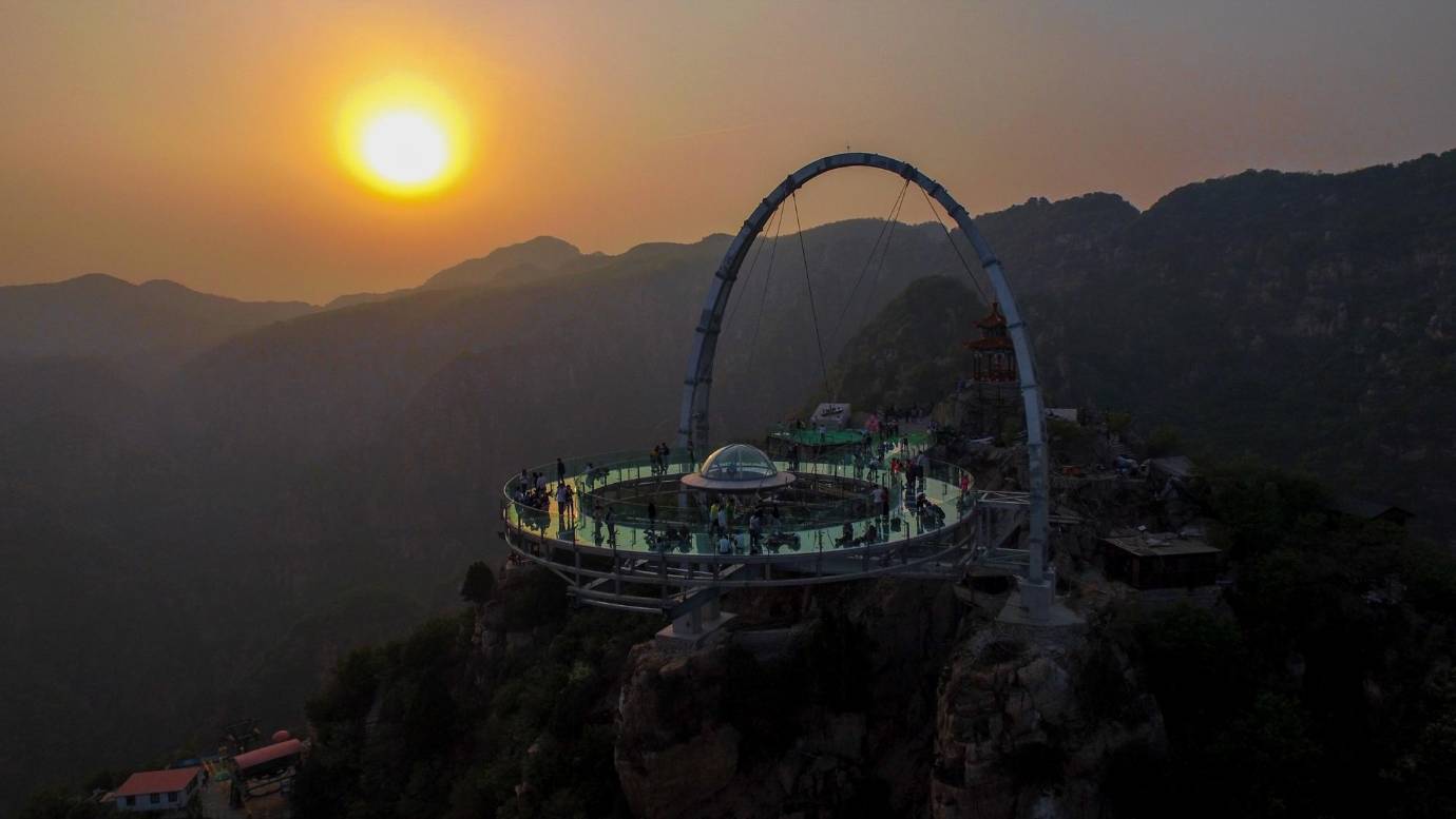 En China inauguraron un mirador de cristal de 415 metros cuadrados en un precipicio de 32,8 metros de altura. La atracción ubicada en Shilinxia, en el distrito de Pinggu, en Pekín se puso de moda entre los turistas. FOTO AFP