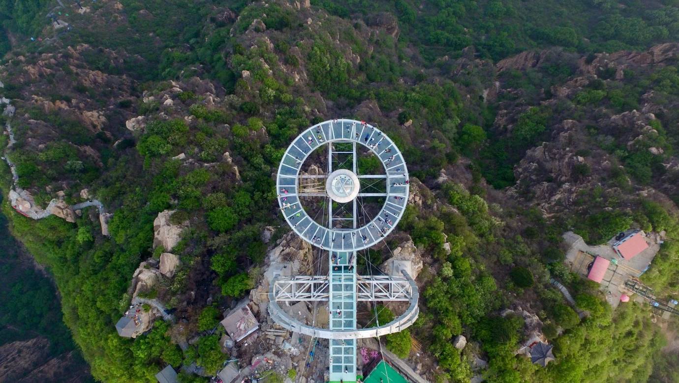 En China inauguraron un mirador de cristal de 415 metros cuadrados en un precipicio de 32,8 metros de altura. La atracción ubicada en Shilinxia, en el distrito de Pinggu, en Pekín se puso de moda entre los turistas. FOTO AFP