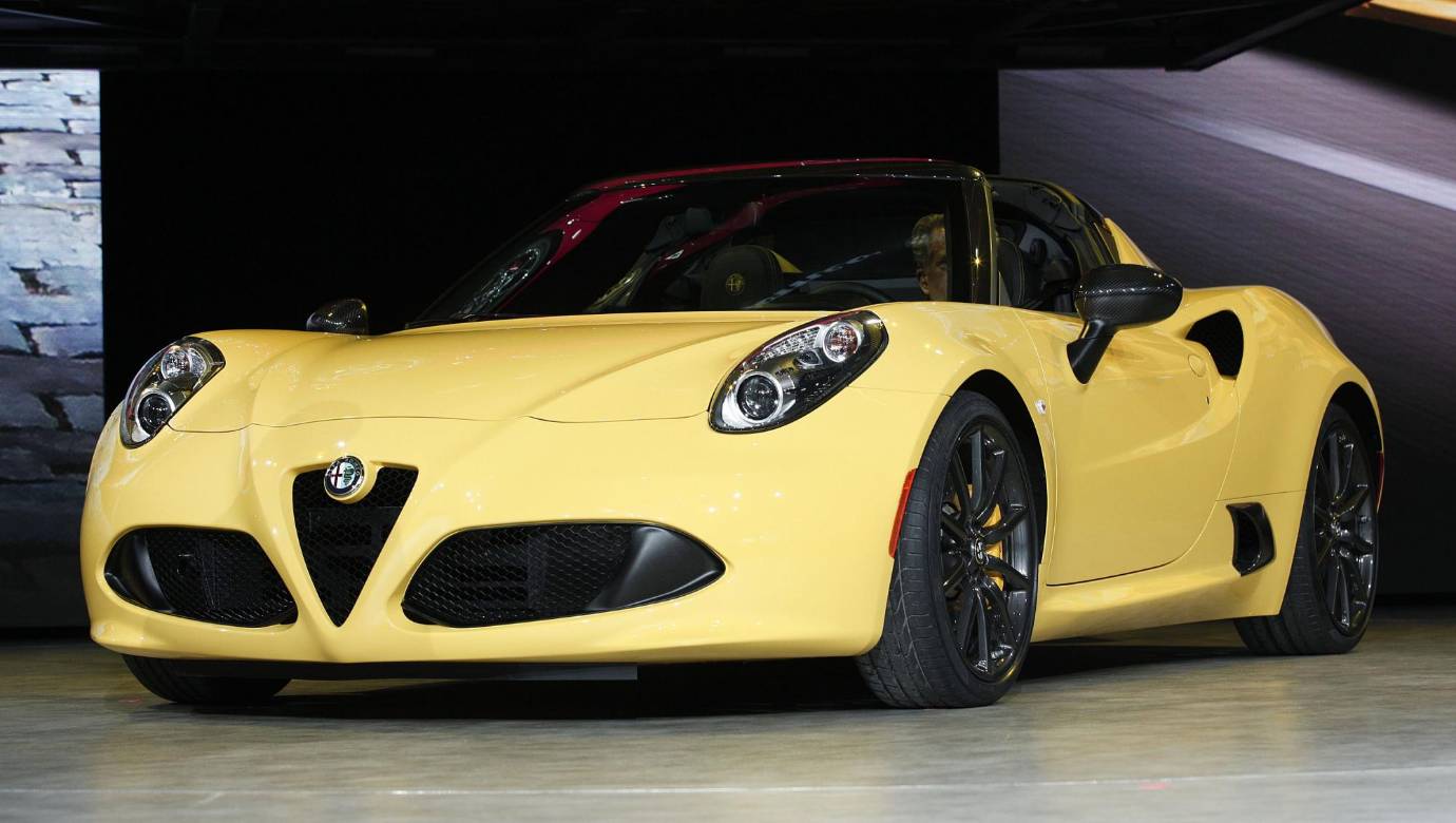 Para marcas como Cadillac, Alfa Romeo e incluso Lexus, Acura e Infiniti, el objetivo es plantar cara a los fabricantes de lujo europeos: BMW, Mercedes-Benz y Audi. (en la foto, el nuevo Alfa Romeo 4C spider convertible) AFP