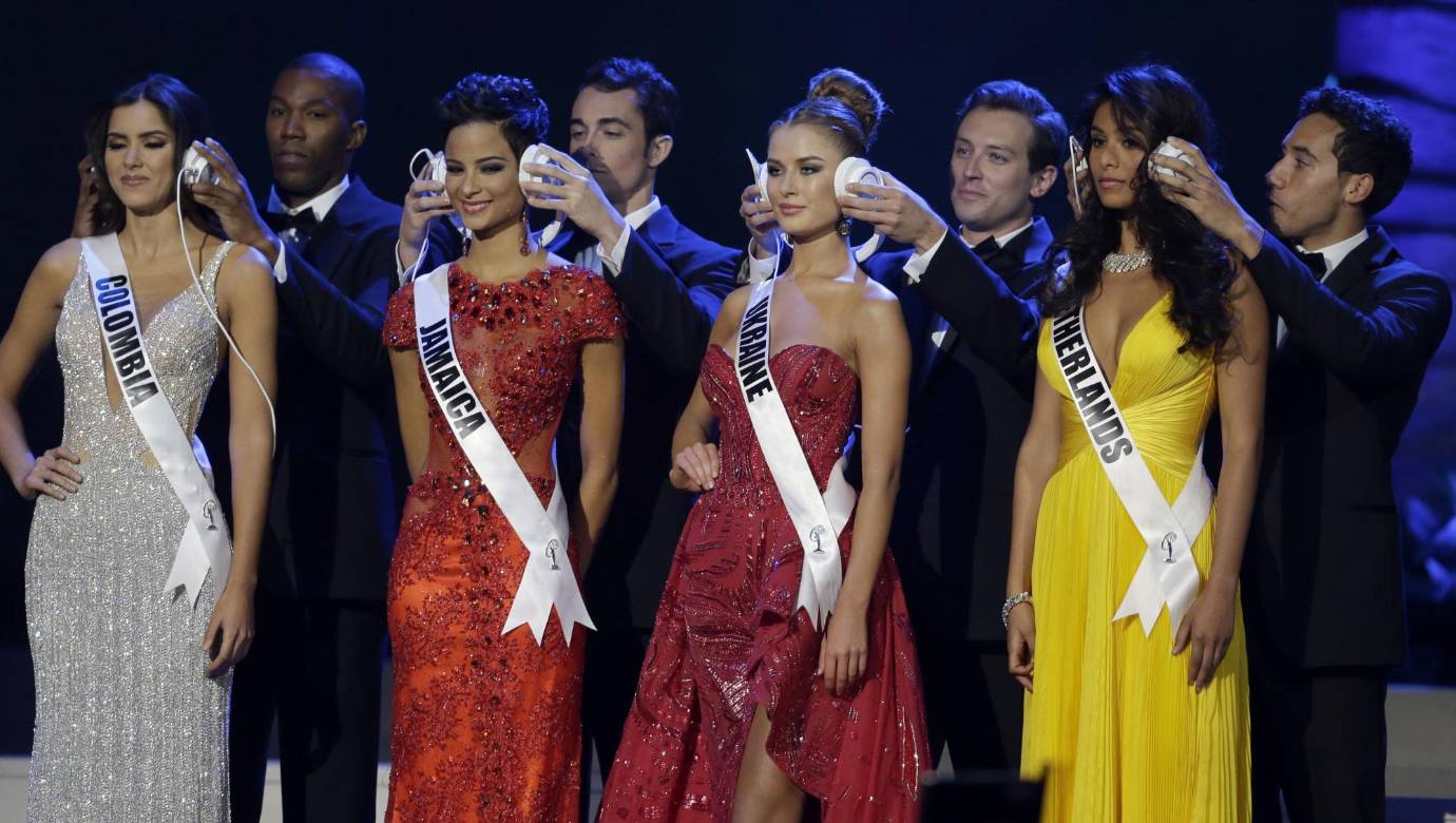 Realizaron su desfile de gala, para darle paso a las cinco finalistas. Los presentadores nombraron a Estados Unidos, Holanda, Ucrania y Jamaica, mientras que en el último lugar a la representante colombiana. La sorpresa fue la salida de dos de las favoritas, España y Venezuela.