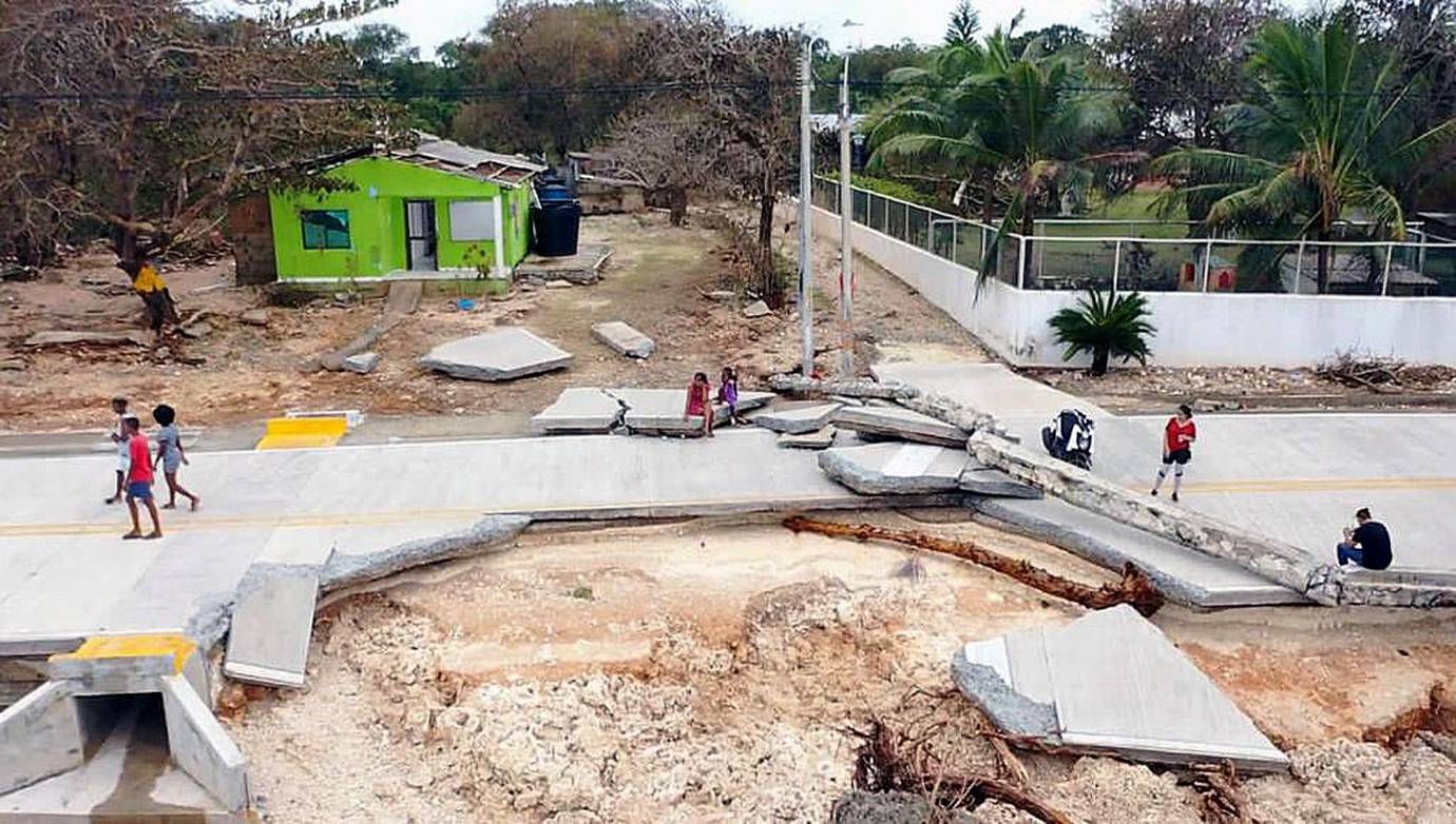 Según reportes del Ideam, 25 departamentos han sido afectados por el mal tiempo. Además de lluvias en la región Caribe, que han afectado a los departamentos de La Guajira, Magdalena, Atlántico, Bolívar, Sucre y César, las fuertes precipitaciones y el aumento del caudal de los ríos se han sentido en el Golfo de Urabá -en Antioquia-, Chocó, los santanderes, Cundinamarca, noroccidente de Boyacá, oriente del Tolima y Huila, así como en Meta, Guaviare, Caquetá, Putumayo y Amazonas. FOTOS AFP, GETTY IMAGES, EFE Y PRESIDENCIA DE LA REPÚBLICA