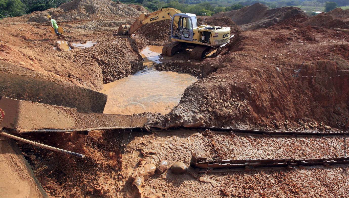 Por estas parrillas de selección pasa el oro en partículas muy finas y es atrapado por el mercurio, el cual realiza un proceso conocido como amalgamación. FOTO MANUEL SALDARRIAGA