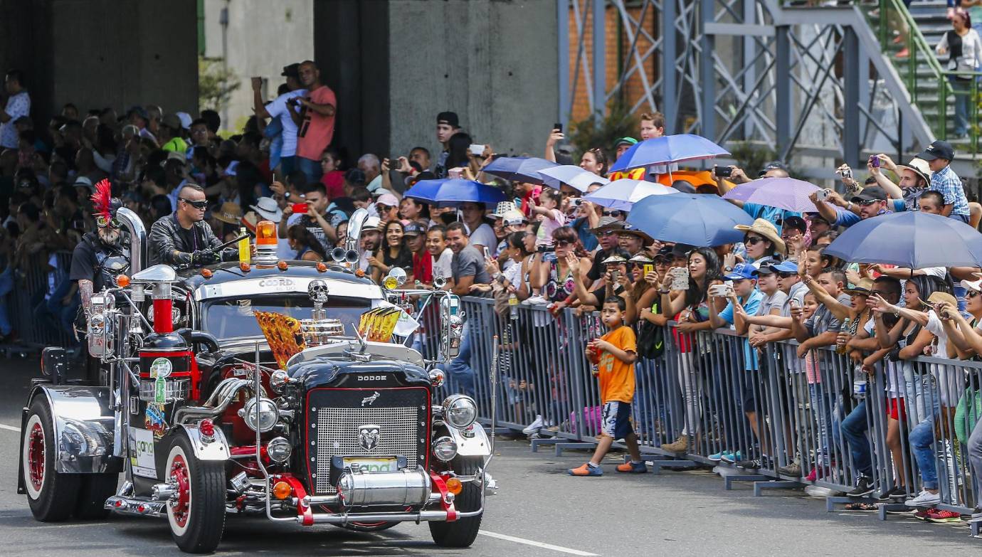 Alegría, color, rebeldía, elegancia, nostalgia... Por las calles de Medellín no solo desfilaron los autos más veteranos de la ciudad, sino también los recuerdos y valores que ellos representan. FOTO Julio César Herrera
