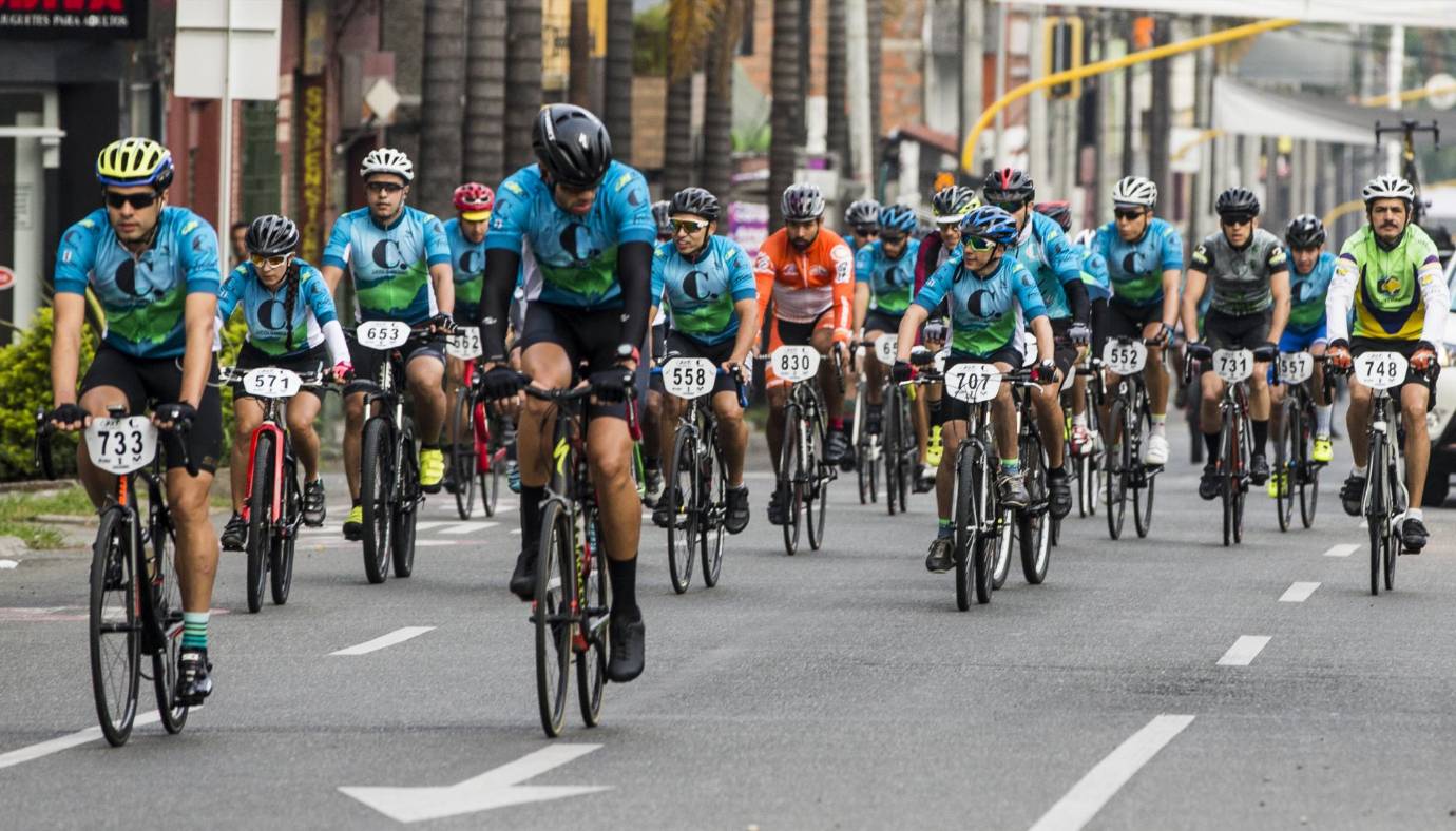11,9 kilómetros, la mayoría en un ascenso pronunciado, pusieron a prueba los deportistas que se le midieron a subir una de las lomas más duras de Envigado. FOTO JAIME PÉREZ