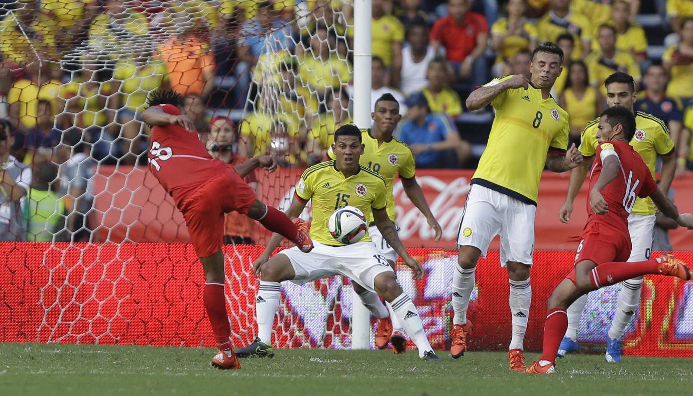 Colombia comenzó dominando el partido, pero terminó sin ideas de cara a la portería peruana. FOTO AP