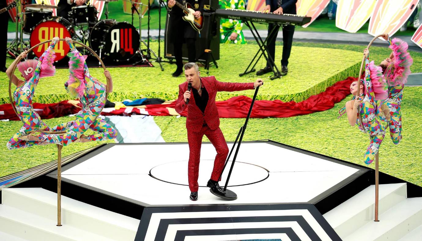 La estrella del pop británico Robbie Williams fue el encargado de animar la fiesta y convertir el estadio en una discoteca con canciones como “Let me entertain you”, “Feel” o “Rock DJ”. FOTO EFE