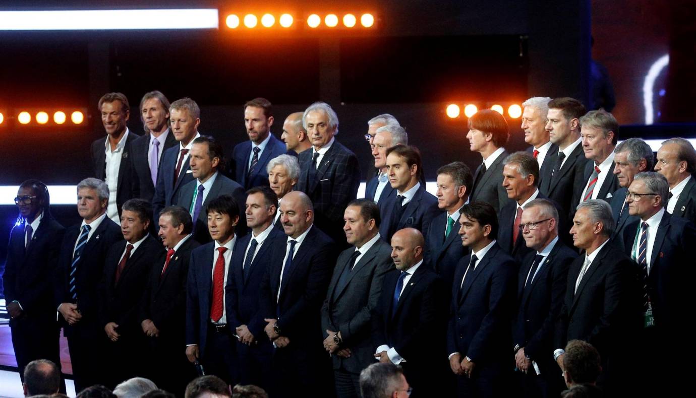 Los equipos de las 32 selecciones clasificadas posan tras conocer la suerte de sus equipos en el Mundial. FOTO EFE