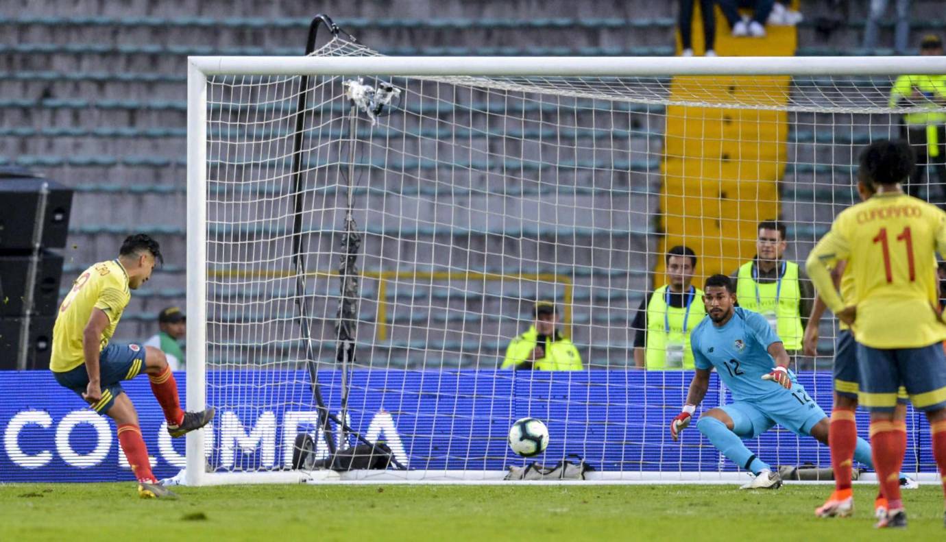 El tercero fue obra del ‘Tigre’, Radamel Falcao García, quien a los 44 minutos cobró perfecto un penal para festejar el tercero de la jornada y el número 34 de su cuenta con la Selección Colombia, que lo tiene como el máximo artillero histórico de la tricolor. FOTO AFP