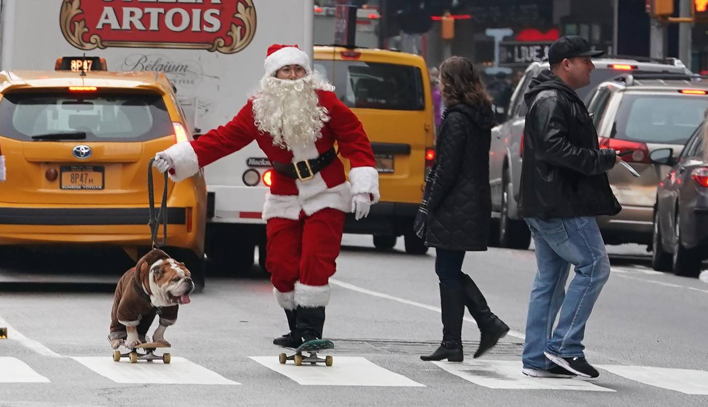 Se valió llegar con invitados caninos y en patineta en vez de trineo. Foto TIMOTHY A. CLARY - Afp
