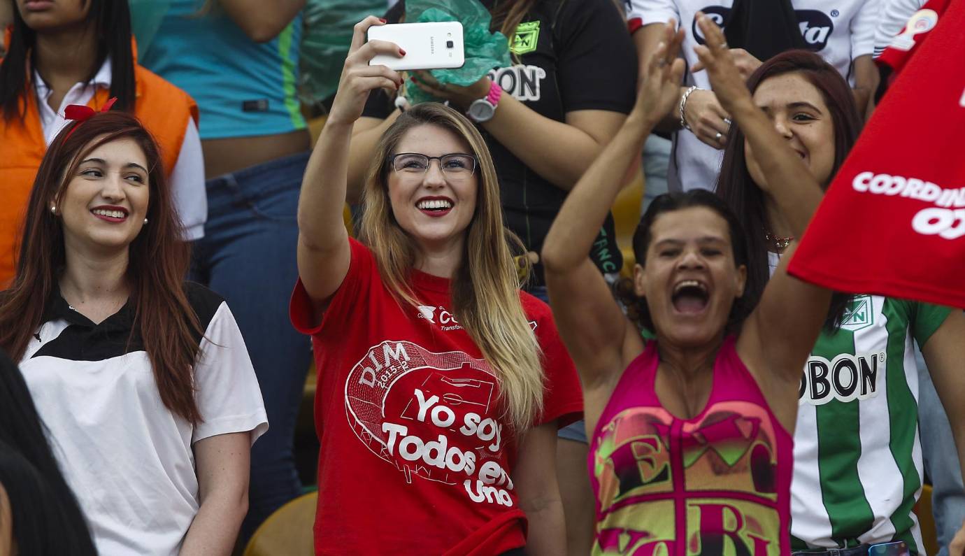  Rojos y verdes se mezclaron en las tribunas del Atanasio Girardot. FOTO JAIME PÉREZ