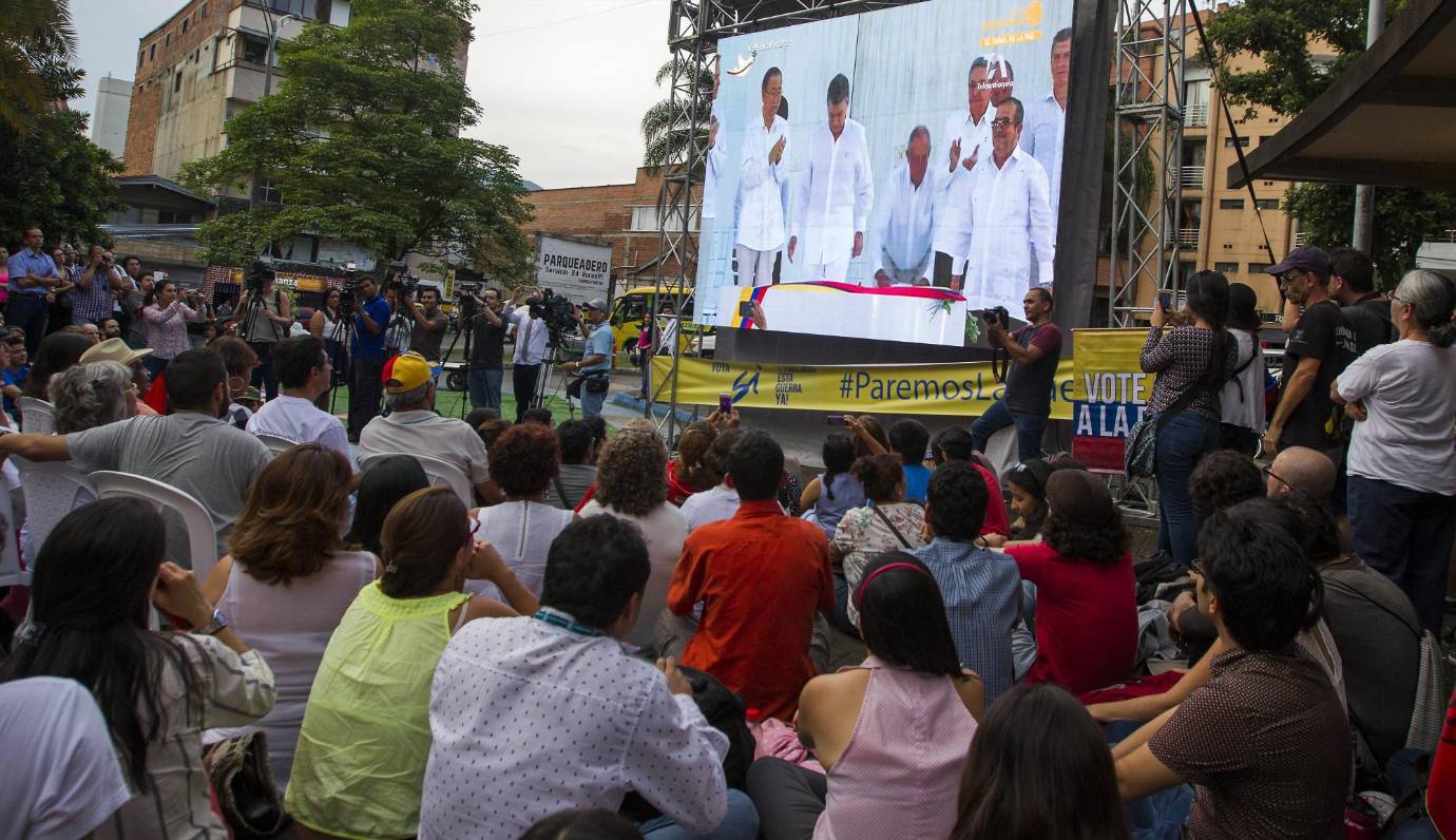 Cientos de personas se congregaron a las afueras del Teatro Pablo Tobón Uribe para presenciar la firma del acuerdo final que se celebró en Cartagena, entre el presidente Juan Manuel Santos y el comandante de las Farc, Rodrigo Londoño. FOTO JAIME PÉREZ